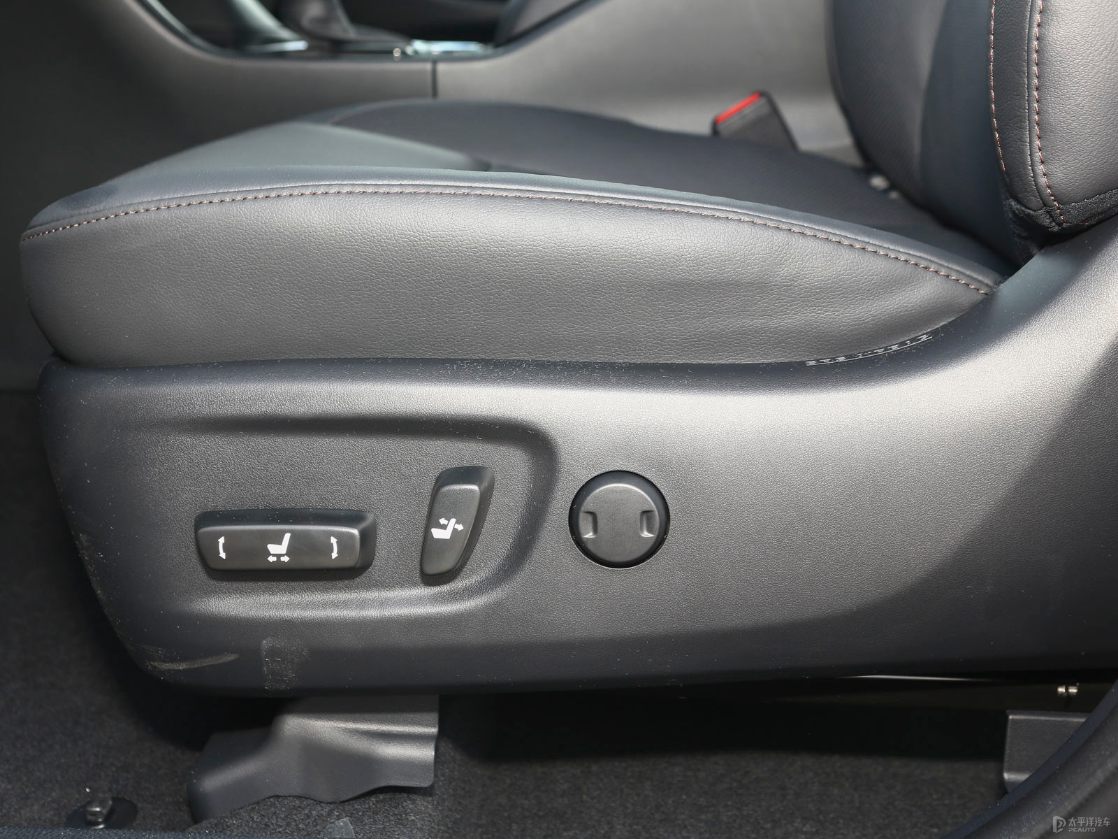 汉兰达2021款2.0T四驱尊贵版7座 内饰设计与舒适体验